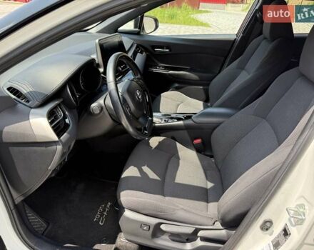 Белый Тойота C-HR, объемом двигателя 1.8 л и пробегом 97 тыс. км за 23300 $, фото 20 на Automoto.ua