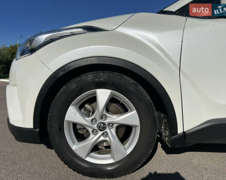 Белый Тойота C-HR, объемом двигателя 1.8 л и пробегом 139 тыс. км за 20900 $, фото 26 на Automoto.ua