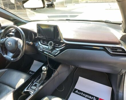 Белый Тойота C-HR, объемом двигателя 1.8 л и пробегом 113 тыс. км за 27480 $, фото 5 на Automoto.ua