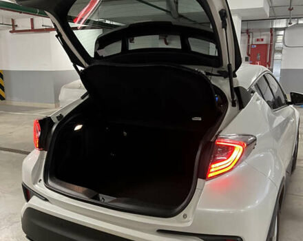 Белый Тойота C-HR, объемом двигателя 1.8 л и пробегом 89 тыс. км за 28500 $, фото 27 на Automoto.ua