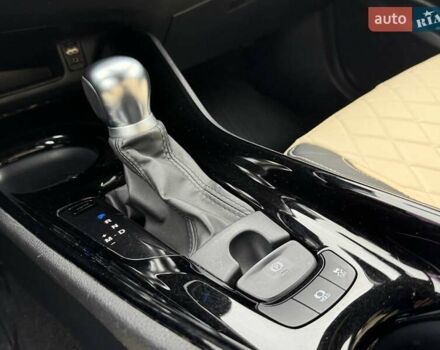 Белый Тойота C-HR, объемом двигателя 1.2 л и пробегом 92 тыс. км за 20490 $, фото 14 на Automoto.ua