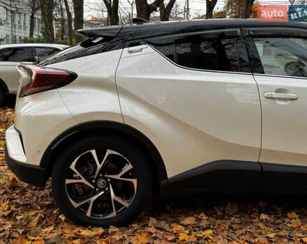 Белый Тойота C-HR, объемом двигателя 1.8 л и пробегом 79 тыс. км за 26290 $, фото 4 на Automoto.ua