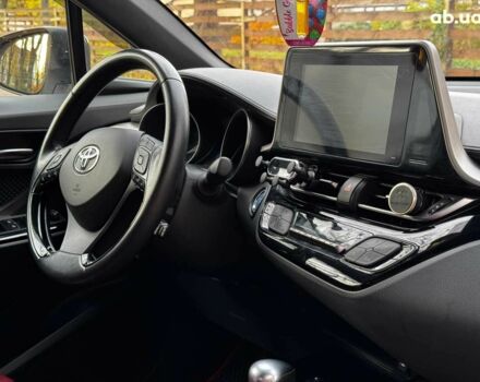 Белый Тойота C-HR, объемом двигателя 1.8 л и пробегом 79 тыс. км за 26290 $, фото 30 на Automoto.ua