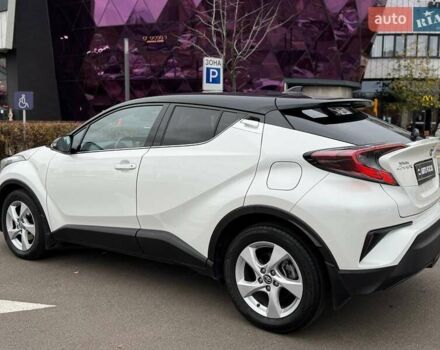 Белый Тойота C-HR, объемом двигателя 1.2 л и пробегом 92 тыс. км за 20490 $, фото 4 на Automoto.ua