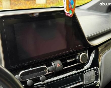 Белый Тойота C-HR, объемом двигателя 1.8 л и пробегом 79 тыс. км за 26290 $, фото 21 на Automoto.ua