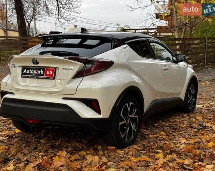 Белый Тойота C-HR, объемом двигателя 1.8 л и пробегом 79 тыс. км за 26290 $, фото 6 на Automoto.ua