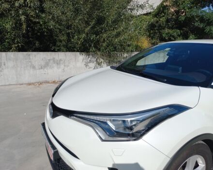 Белый Тойота C-HR, объемом двигателя 1.8 л и пробегом 113 тыс. км за 27480 $, фото 6 на Automoto.ua