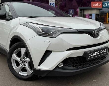 Белый Тойота C-HR, объемом двигателя 1.2 л и пробегом 92 тыс. км за 20490 $, фото 1 на Automoto.ua