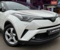 Белый Тойота C-HR, объемом двигателя 1.2 л и пробегом 92 тыс. км за 20490 $, фото 1 на Automoto.ua