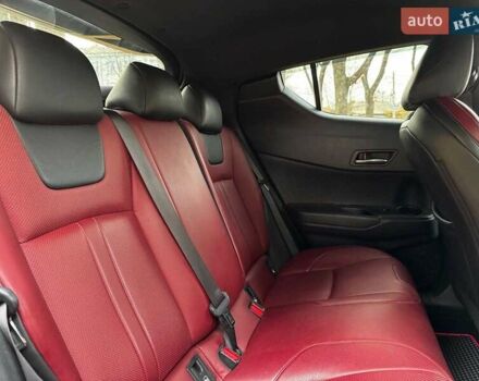 Белый Тойота C-HR, объемом двигателя 1.8 л и пробегом 79 тыс. км за 26290 $, фото 27 на Automoto.ua