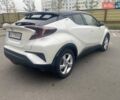 Белый Тойота C-HR, объемом двигателя 1.2 л и пробегом 91 тыс. км за 20700 $, фото 3 на Automoto.ua