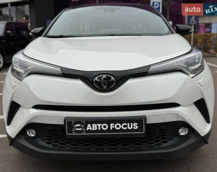 Белый Тойота C-HR, объемом двигателя 1.2 л и пробегом 92 тыс. км за 20490 $, фото 2 на Automoto.ua