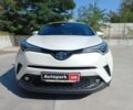 Белый Тойота C-HR, объемом двигателя 1.8 л и пробегом 113 тыс. км за 27480 $, фото 1 на Automoto.ua