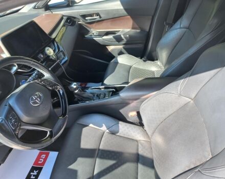 Белый Тойота C-HR, объемом двигателя 1.8 л и пробегом 113 тыс. км за 27480 $, фото 3 на Automoto.ua