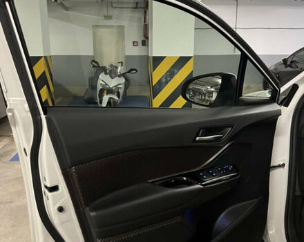 Белый Тойота C-HR, объемом двигателя 1.8 л и пробегом 89 тыс. км за 28500 $, фото 1 на Automoto.ua