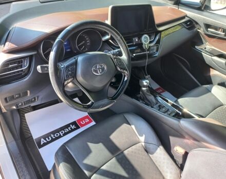 Белый Тойота C-HR, объемом двигателя 1.8 л и пробегом 113 тыс. км за 27480 $, фото 4 на Automoto.ua