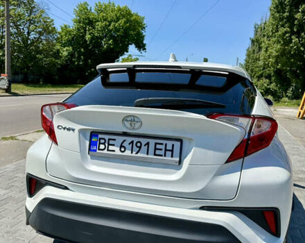 Белый Тойота C-HR, объемом двигателя 1.99 л и пробегом 44 тыс. км за 19000 $, фото 3 на Automoto.ua