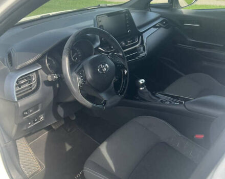 Белый Тойота C-HR, объемом двигателя 1.8 л и пробегом 71 тыс. км за 25700 $, фото 5 на Automoto.ua