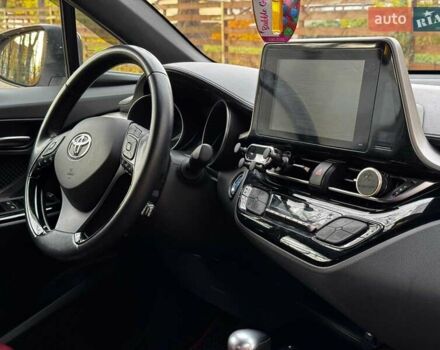 Белый Тойота C-HR, объемом двигателя 1.8 л и пробегом 79 тыс. км за 26290 $, фото 30 на Automoto.ua