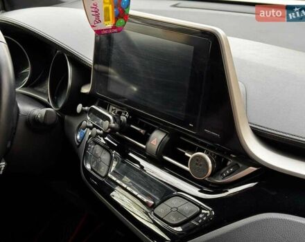 Белый Тойота C-HR, объемом двигателя 1.8 л и пробегом 79 тыс. км за 26290 $, фото 31 на Automoto.ua