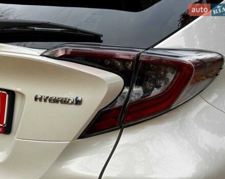 Белый Тойота C-HR, объемом двигателя 1.8 л и пробегом 79 тыс. км за 26290 $, фото 36 на Automoto.ua