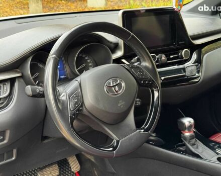 Белый Тойота C-HR, объемом двигателя 1.8 л и пробегом 79 тыс. км за 26290 $, фото 16 на Automoto.ua