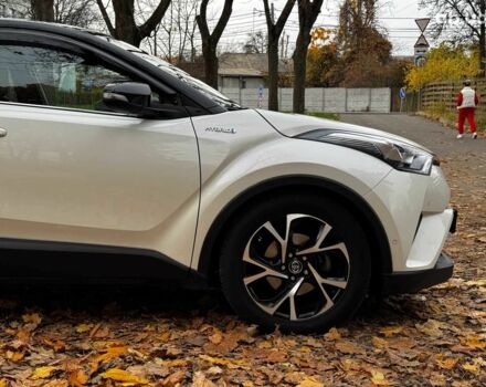 Белый Тойота C-HR, объемом двигателя 1.8 л и пробегом 79 тыс. км за 26290 $, фото 3 на Automoto.ua