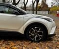 Белый Тойота C-HR, объемом двигателя 1.8 л и пробегом 79 тыс. км за 26290 $, фото 3 на Automoto.ua