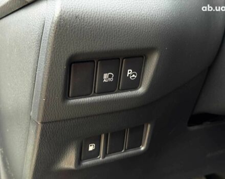 Белый Тойота C-HR, объемом двигателя 1.8 л и пробегом 79 тыс. км за 26290 $, фото 24 на Automoto.ua