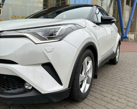 Белый Тойота C-HR, объемом двигателя 1.8 л и пробегом 66 тыс. км за 25999 $, фото 4 на Automoto.ua