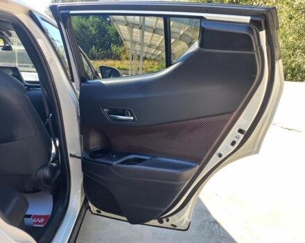 Белый Тойота C-HR, объемом двигателя 1.8 л и пробегом 113 тыс. км за 27480 $, фото 27 на Automoto.ua