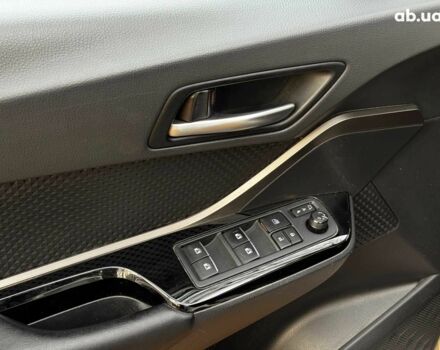 Белый Тойота C-HR, объемом двигателя 1.8 л и пробегом 79 тыс. км за 26290 $, фото 17 на Automoto.ua