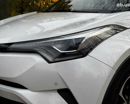 Белый Тойота C-HR, объемом двигателя 1.8 л и пробегом 79 тыс. км за 26290 $, фото 14 на Automoto.ua
