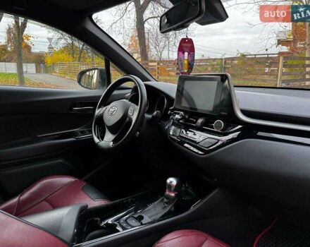 Белый Тойота C-HR, объемом двигателя 1.8 л и пробегом 79 тыс. км за 26290 $, фото 29 на Automoto.ua