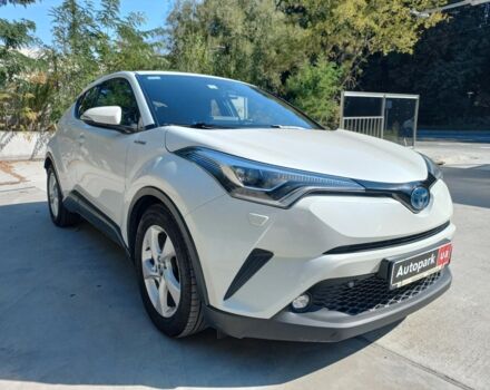 Белый Тойота C-HR, объемом двигателя 1.8 л и пробегом 113 тыс. км за 27480 $, фото 2 на Automoto.ua