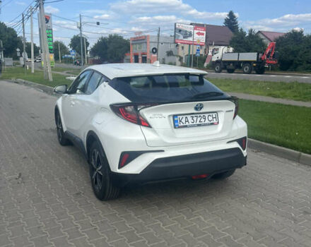 Белый Тойота C-HR, объемом двигателя 1.8 л и пробегом 71 тыс. км за 25700 $, фото 2 на Automoto.ua
