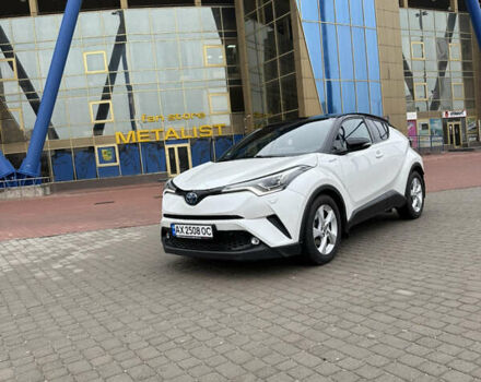 Белый Тойота C-HR, объемом двигателя 1.8 л и пробегом 66 тыс. км за 25999 $, фото 3 на Automoto.ua