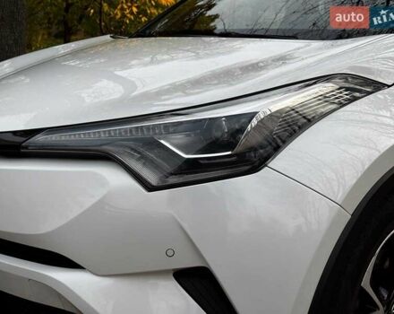 Белый Тойота C-HR, объемом двигателя 1.8 л и пробегом 79 тыс. км за 26290 $, фото 14 на Automoto.ua