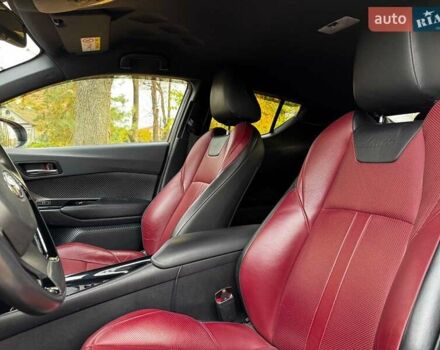 Белый Тойота C-HR, объемом двигателя 1.8 л и пробегом 79 тыс. км за 26290 $, фото 18 на Automoto.ua