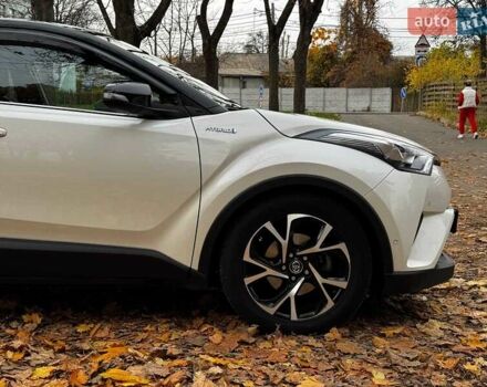 Белый Тойота C-HR, объемом двигателя 1.8 л и пробегом 79 тыс. км за 26290 $, фото 3 на Automoto.ua