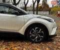 Белый Тойота C-HR, объемом двигателя 1.8 л и пробегом 79 тыс. км за 26290 $, фото 3 на Automoto.ua