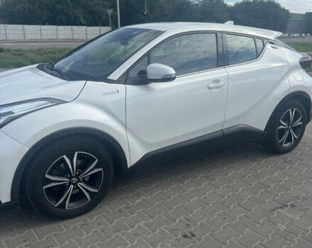 Белый Тойота C-HR, объемом двигателя 1.8 л и пробегом 71 тыс. км за 25700 $, фото 1 на Automoto.ua