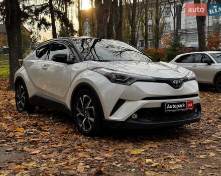 Белый Тойота C-HR, объемом двигателя 1.8 л и пробегом 79 тыс. км за 26290 $, фото 2 на Automoto.ua