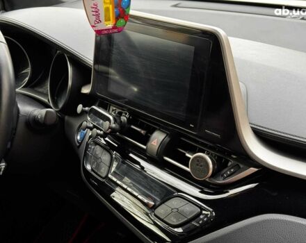 Белый Тойота C-HR, объемом двигателя 1.8 л и пробегом 79 тыс. км за 26290 $, фото 31 на Automoto.ua