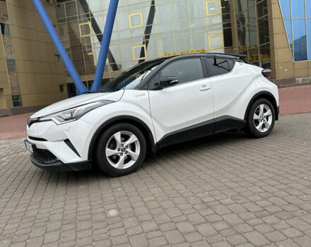 Белый Тойота C-HR, объемом двигателя 1.8 л и пробегом 66 тыс. км за 25999 $, фото 1 на Automoto.ua