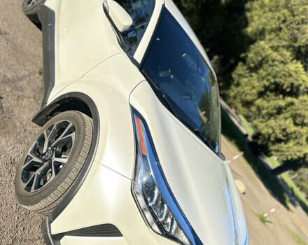 Белый Тойота C-HR, объемом двигателя 1.99 л и пробегом 76 тыс. км за 20999 $, фото 1 на Automoto.ua