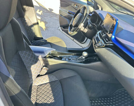 Белый Тойота C-HR, объемом двигателя 1.99 л и пробегом 76 тыс. км за 20999 $, фото 5 на Automoto.ua