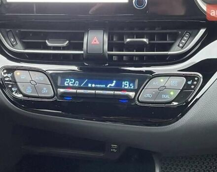 Белый Тойота C-HR, объемом двигателя 1.99 л и пробегом 64 тыс. км за 27507 $, фото 26 на Automoto.ua