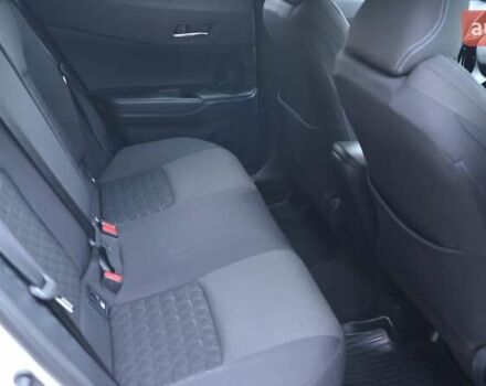 Белый Тойота C-HR, объемом двигателя 1.8 л и пробегом 81 тыс. км за 24905 $, фото 6 на Automoto.ua