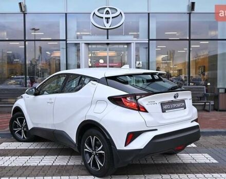 Белый Тойота C-HR, объемом двигателя 1.8 л и пробегом 81 тыс. км за 24905 $, фото 1 на Automoto.ua